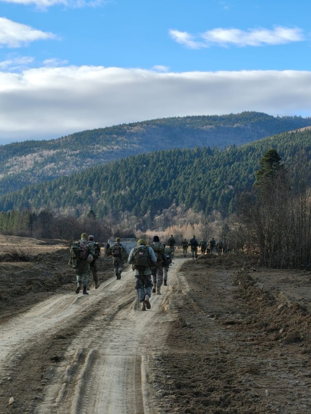 foto militarii din dobrogea si republica moldova se antreneaza in muntii brasovului 928121 foto militarii din dobrogea si republica moldova se antreneaza in muntii brasovului 928121
