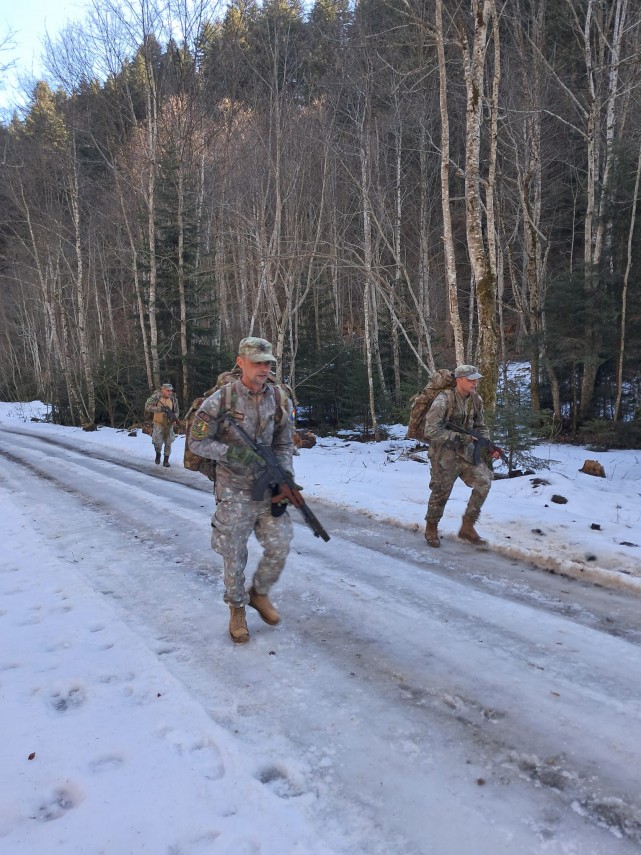 foto militarii din dobrogea si republica moldova se antreneaza in muntii brasovului 928121 foto militarii din dobrogea si republica moldova se antreneaza in muntii brasovului 928121