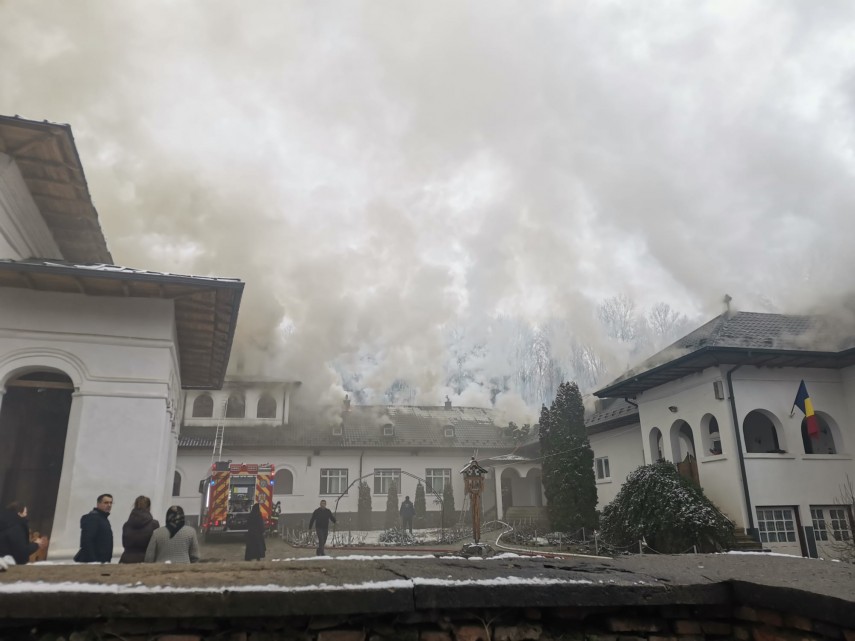 incendiu la acoperisul unei chilii monahale la manastirea stamba jiu galerie foto 928723 incendiu la acoperisul unei chilii monahale la manastirea stamba jiu galerie foto 928723