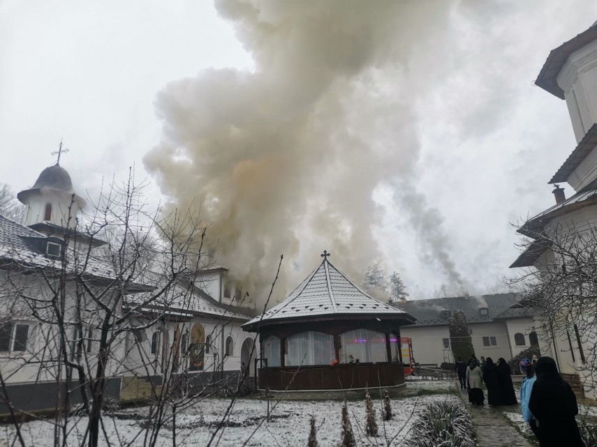 incendiu la acoperisul unei chilii monahale la manastirea stamba jiu galerie foto 928723 incendiu la acoperisul unei chilii monahale la manastirea stamba jiu galerie foto 928723