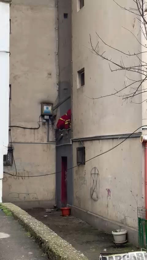 foto video alerta in constanta persoana cazuta de la etajul 7 resuscitata de urgenta 928788 foto video alerta in constanta persoana cazuta de la etajul 7 resuscitata de urgenta 928788