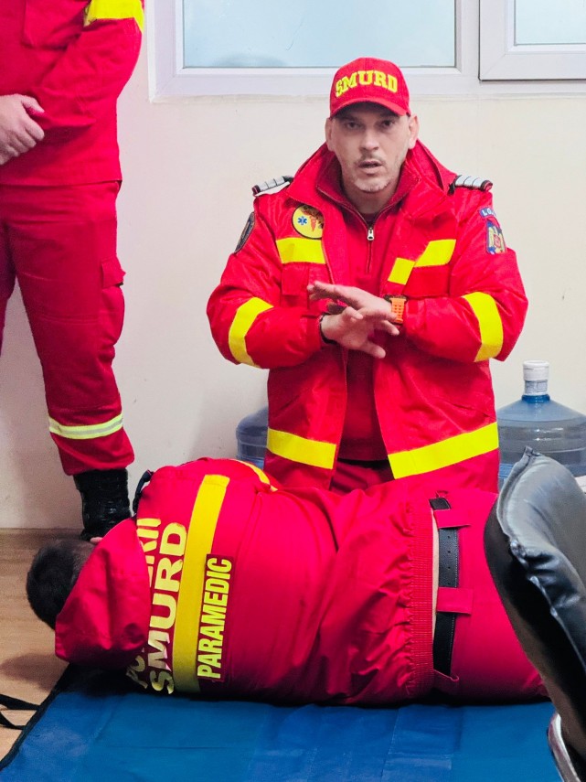 lectie de supravietuire in service foto pompierii isu dobrogea i au instruit pe mecanici in acordarea lectie de supravietuire in service foto pompierii isu dobrogea i au instruit pe mecanici in acordarea