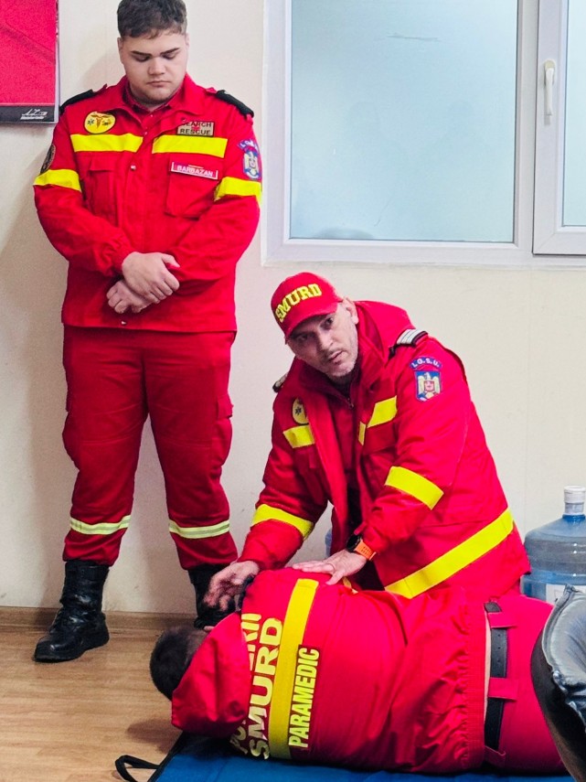 lectie de supravietuire in service foto pompierii isu dobrogea i au instruit pe mecanici in acordarea lectie de supravietuire in service foto pompierii isu dobrogea i au instruit pe mecanici in acordarea