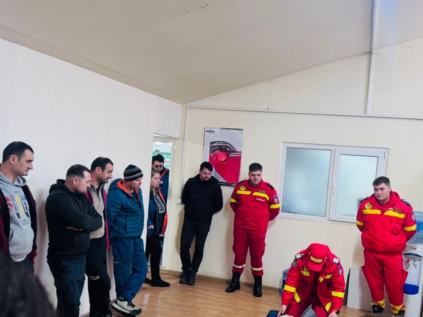lectie de supravietuire in service foto pompierii isu dobrogea i au instruit pe mecanici in acordarea lectie de supravietuire in service foto pompierii isu dobrogea i au instruit pe mecanici in acordarea