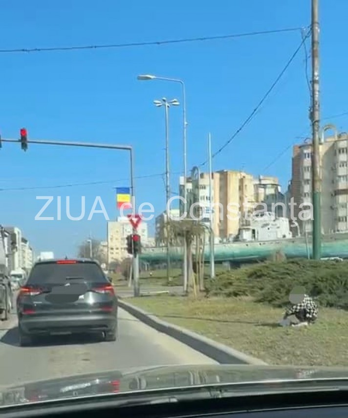foto video copii cersetori la constanta pericol pentru soferi la intersectia bulevardelor aurel vlaicu