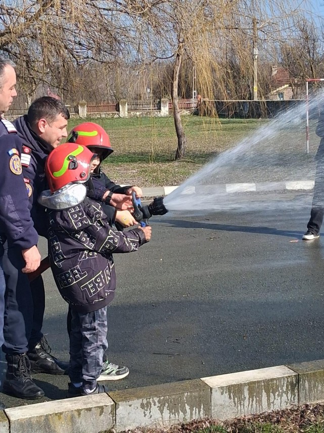 video sute de elevi implicati in exercitii de evacuare de ziua protectiei civile in judetul constanta video sute de elevi implicati in exercitii de evacuare de ziua protectiei civile in judetul constanta