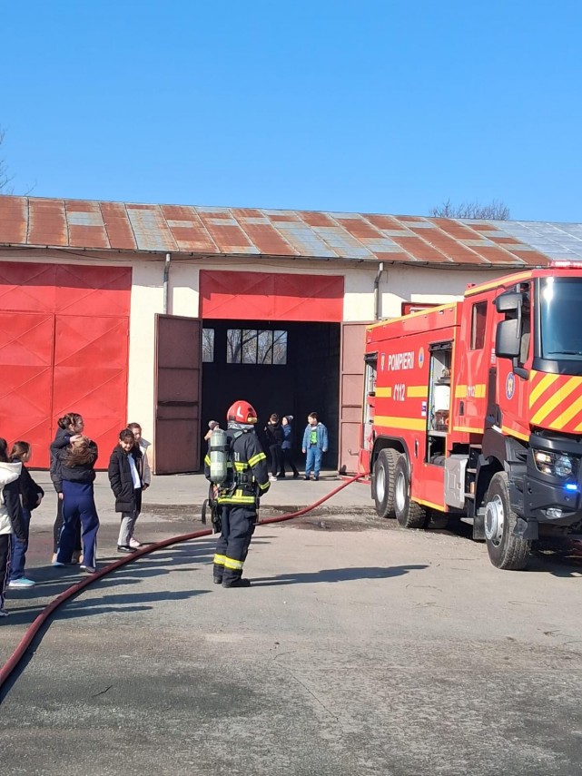 video sute de elevi implicati in exercitii de evacuare de ziua protectiei civile in judetul constanta video sute de elevi implicati in exercitii de evacuare de ziua protectiei civile in judetul constanta