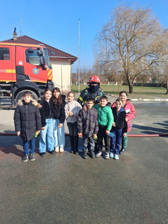 video sute de elevi implicati in exercitii de evacuare de ziua protectiei civile in judetul constanta video sute de elevi implicati in exercitii de evacuare de ziua protectiei civile in judetul constanta