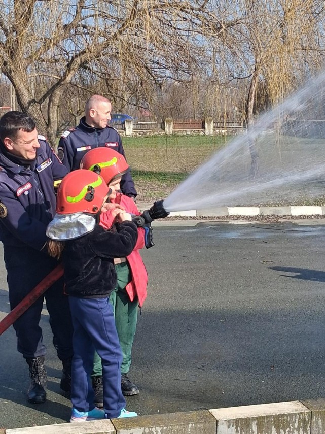 video sute de elevi implicati in exercitii de evacuare de ziua protectiei civile in judetul constanta video sute de elevi implicati in exercitii de evacuare de ziua protectiei civile in judetul constanta