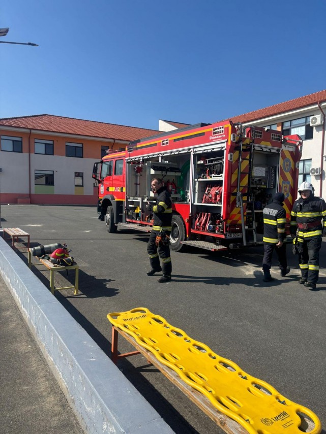 video sute de elevi implicati in exercitii de evacuare de ziua protectiei civile in judetul constanta video sute de elevi implicati in exercitii de evacuare de ziua protectiei civile in judetul constanta