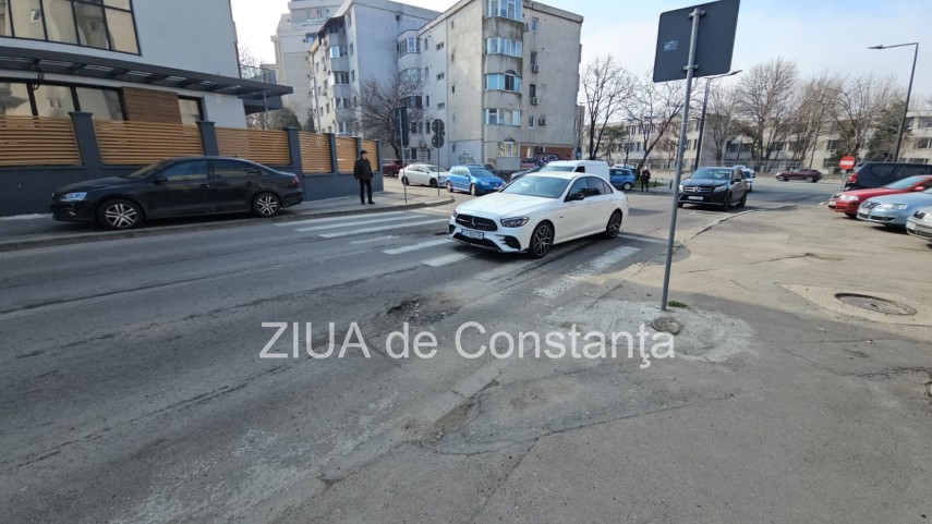 foto groapa periculoasa la trecerea de pietoni pe strada nicolae iorga aproape de intersectia cu bulevardul foto groapa periculoasa la trecerea de pietoni pe strada nicolae iorga aproape de intersectia cu bulevardul