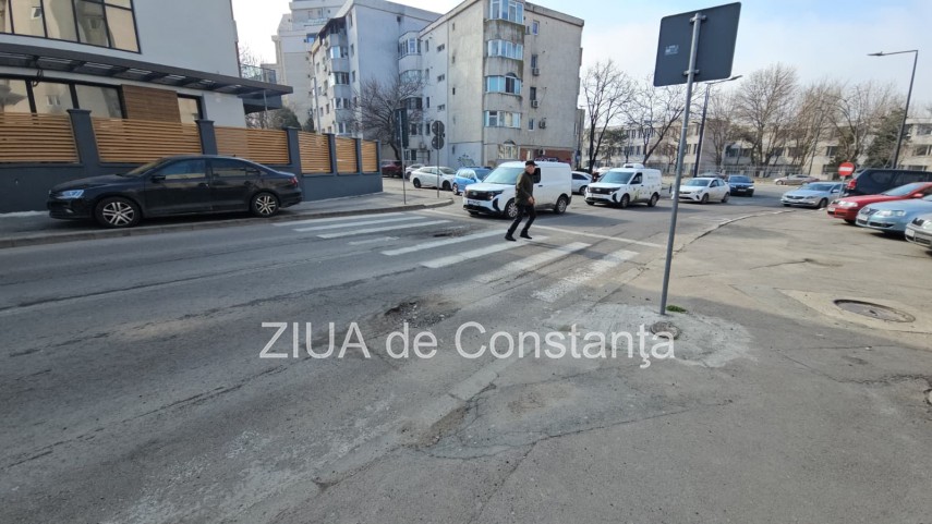 foto groapa periculoasa la trecerea de pietoni pe strada nicolae iorga aproape de intersectia cu bulevardul foto groapa periculoasa la trecerea de pietoni pe strada nicolae iorga aproape de intersectia cu bulevardul