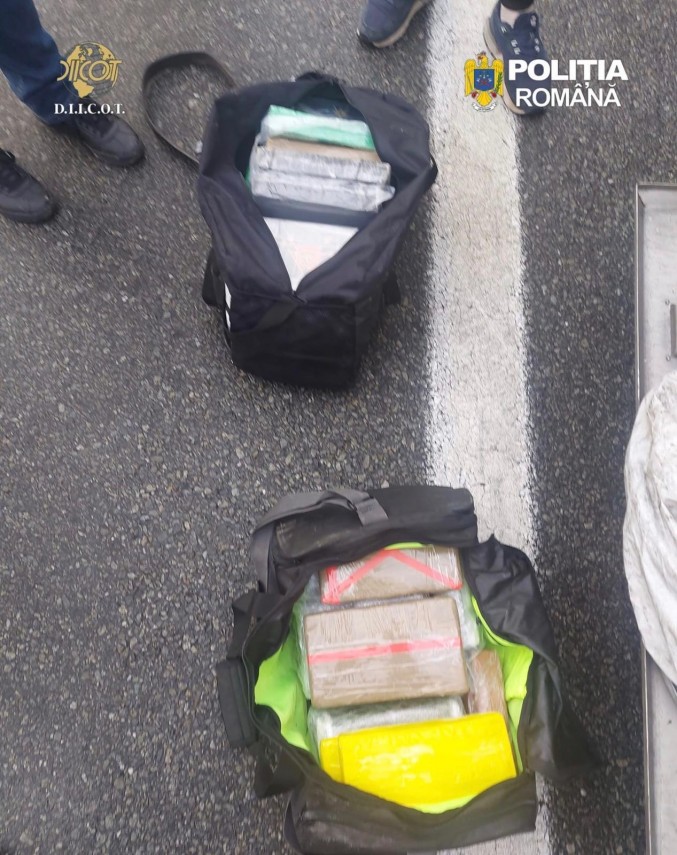 stiri romania foto cetatean turc prins in flagrant in timp ce transporta aproape 30 kilograme cocaina