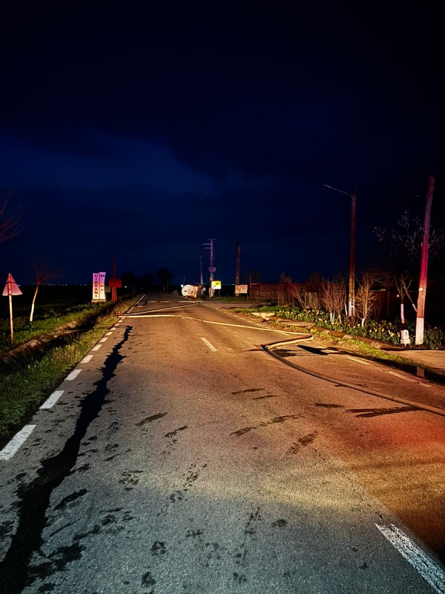 foto update pericol de explozie o cisterna incarcata cu aproximativ 30 000 de litri de gpl s a rasturnat