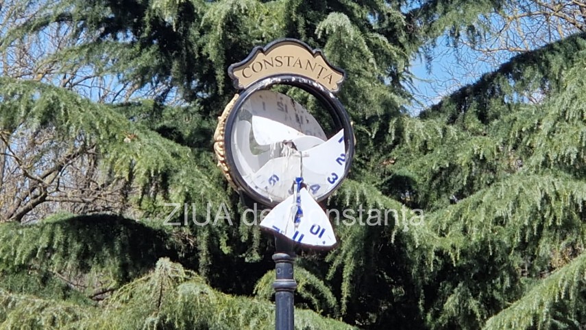 stiri constanta un ceas vandalizat in parcul tomis ii de peste 6 luni a ajuns in stare deplorabila foto stiri constanta un ceas vandalizat in parcul tomis ii de peste 6 luni a ajuns in stare deplorabila foto