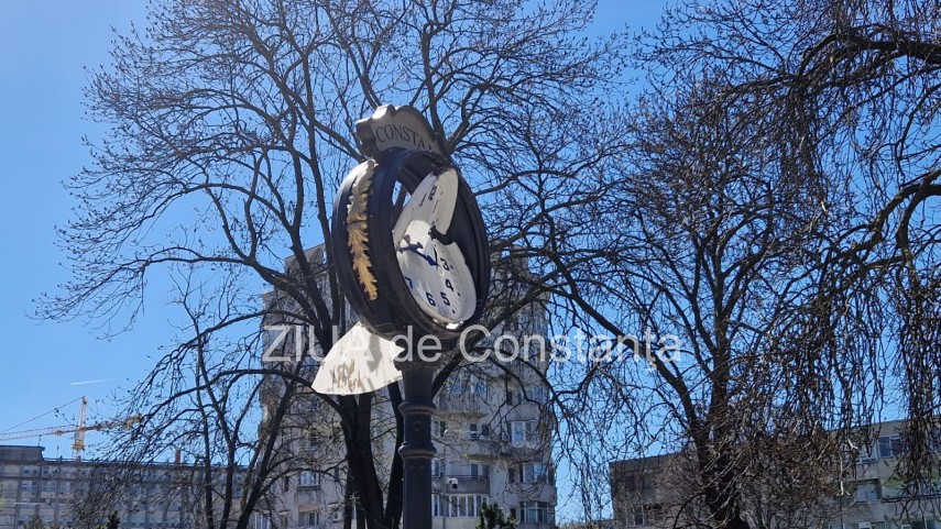 stiri constanta un ceas vandalizat in parcul tomis ii de peste 6 luni a ajuns in stare deplorabila foto stiri constanta un ceas vandalizat in parcul tomis ii de peste 6 luni a ajuns in stare deplorabila foto