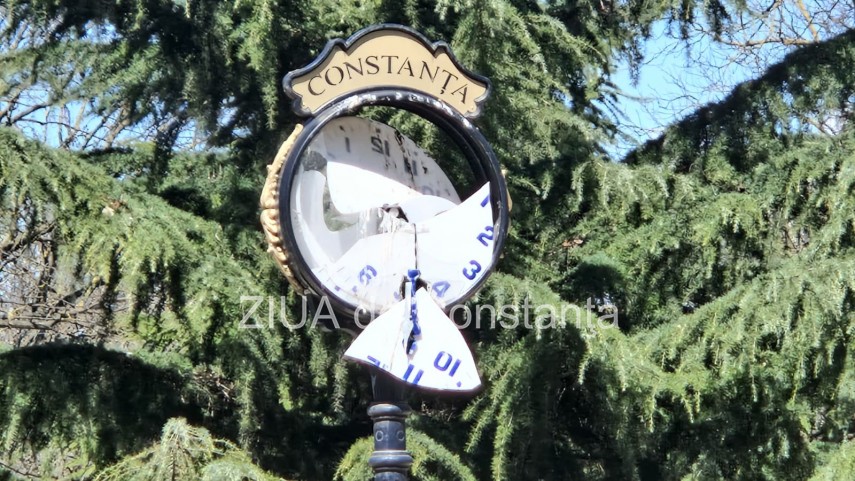 stiri constanta un ceas vandalizat in parcul tomis ii de peste 6 luni a ajuns in stare deplorabila foto stiri constanta un ceas vandalizat in parcul tomis ii de peste 6 luni a ajuns in stare deplorabila foto