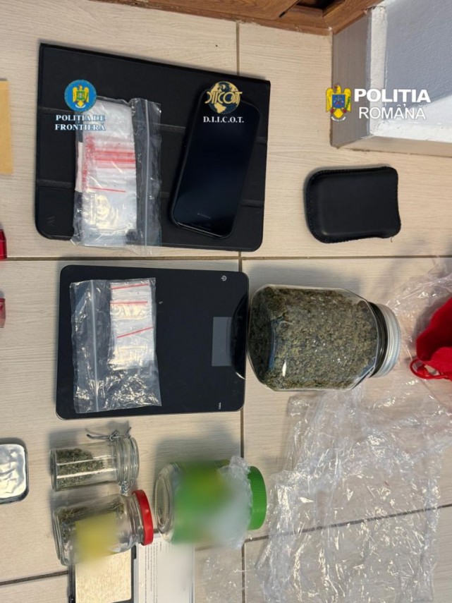 foto suspecti de trafic de droguri retinuti pentru 30 de zile ce au gasit anchetatorii in locuintele foto suspecti de trafic de droguri retinuti pentru 30 de zile ce au gasit anchetatorii in locuintele