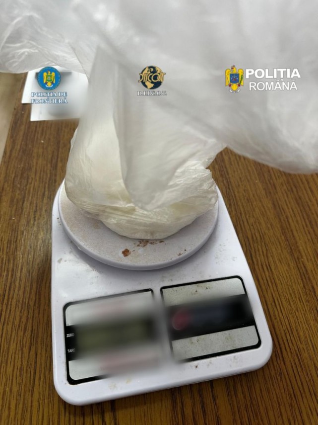 foto suspecti de trafic de droguri retinuti pentru 30 de zile ce au gasit anchetatorii in locuintele foto suspecti de trafic de droguri retinuti pentru 30 de zile ce au gasit anchetatorii in locuintele