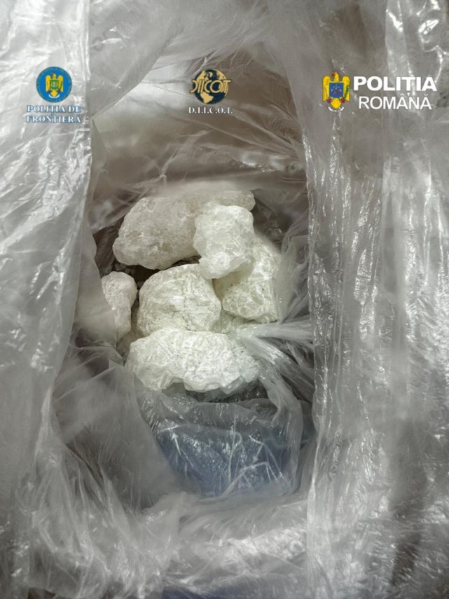 foto suspecti de trafic de droguri retinuti pentru 30 de zile ce au gasit anchetatorii in locuintele foto suspecti de trafic de droguri retinuti pentru 30 de zile ce au gasit anchetatorii in locuintele