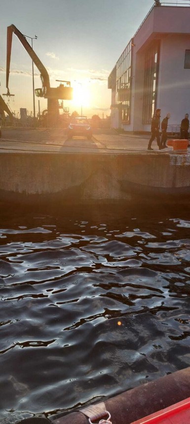 foto interventie de urgenta in portul constanta in prima zi de paste marinar azerbaidjan preluat de arsvom foto interventie de urgenta in portul constanta in prima zi de paste marinar azerbaidjan preluat de arsvom