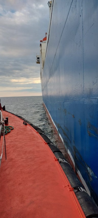 foto interventie de urgenta in portul constanta in prima zi de paste marinar azerbaidjan preluat de arsvom foto interventie de urgenta in portul constanta in prima zi de paste marinar azerbaidjan preluat de arsvom