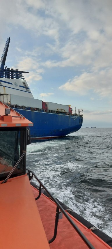 foto interventie de urgenta in portul constanta in prima zi de paste marinar azerbaidjan preluat de arsvom foto interventie de urgenta in portul constanta in prima zi de paste marinar azerbaidjan preluat de arsvom