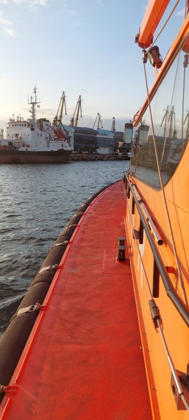 foto interventie de urgenta in portul constanta in prima zi de paste marinar azerbaidjan preluat de arsvom foto interventie de urgenta in portul constanta in prima zi de paste marinar azerbaidjan preluat de arsvom