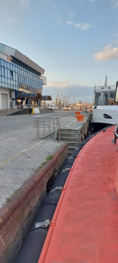 foto interventie de urgenta in portul constanta in prima zi de paste marinar azerbaidjan preluat de arsvom foto interventie de urgenta in portul constanta in prima zi de paste marinar azerbaidjan preluat de arsvom