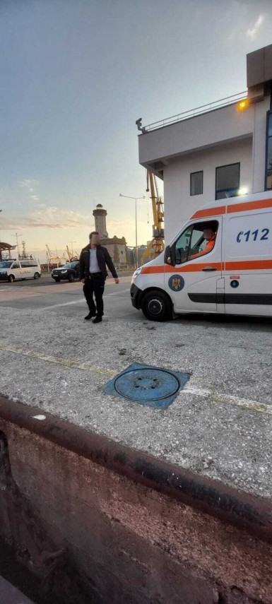 foto interventie de urgenta in portul constanta in prima zi de paste marinar azerbaidjan preluat de arsvom foto interventie de urgenta in portul constanta in prima zi de paste marinar azerbaidjan preluat de arsvom