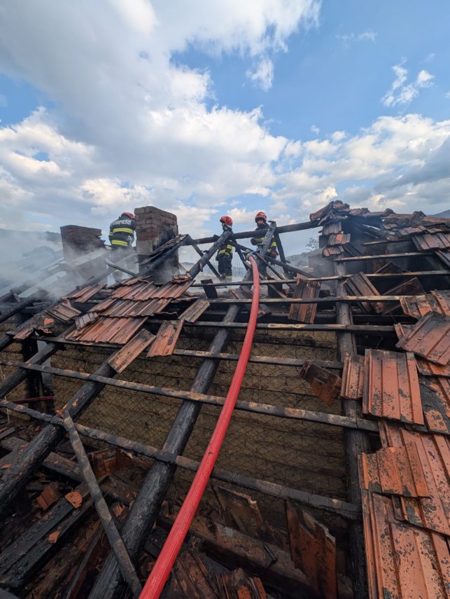 foto incendiu puternic la o locuinta din judetul buzau proprietar de 92 de ani resuscitat de pompieri foto incendiu puternic la o locuinta din judetul buzau proprietar de 92 de ani resuscitat de pompieri
