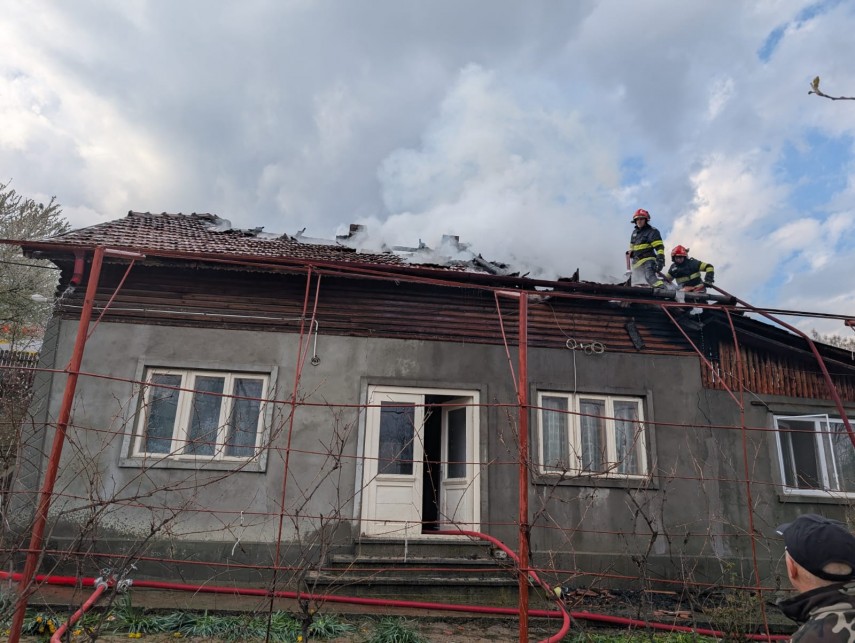foto incendiu puternic la o locuinta din judetul buzau proprietar de 92 de ani resuscitat de pompieri foto incendiu puternic la o locuinta din judetul buzau proprietar de 92 de ani resuscitat de pompieri
