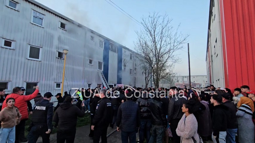 foto video constanta haos la incendiul din cartierul henri coanda localnicii au intrat peste pompieri foto video constanta haos la incendiul din cartierul henri coanda localnicii au intrat peste pompieri