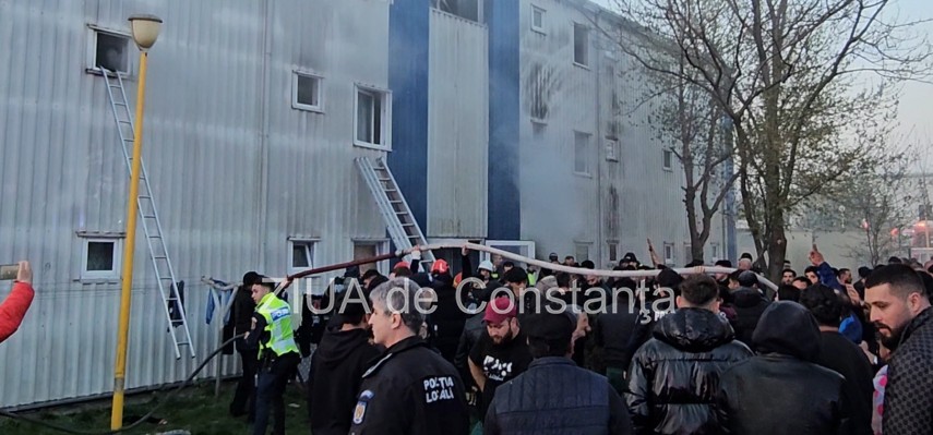 foto video constanta haos la incendiul din cartierul henri coanda localnicii au intrat peste pompieri foto video constanta haos la incendiul din cartierul henri coanda localnicii au intrat peste pompieri