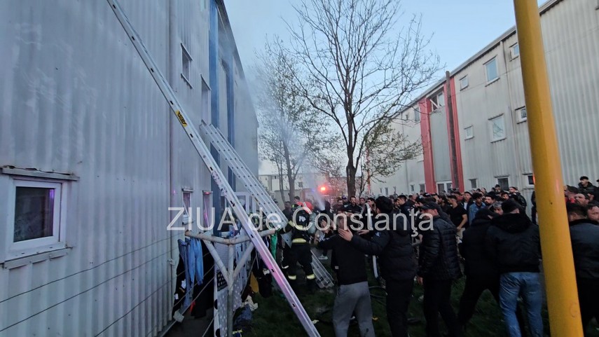 foto video constanta haos la incendiul din cartierul henri coanda localnicii au intrat peste pompieri foto video constanta haos la incendiul din cartierul henri coanda localnicii au intrat peste pompieri