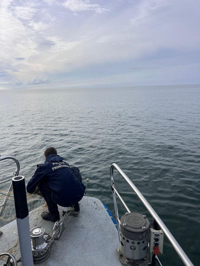 foto video operatiune de salvare in marea neagra 750 de metri de plase de braconaj confiscate si cinci foto video operatiune de salvare in marea neagra 750 de metri de plase de braconaj confiscate si cinci