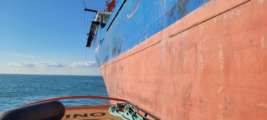 interventie de urgenta in portul constanta foto trei marinari egipteni de pe nava golden shark salvati interventie de urgenta in portul constanta foto trei marinari egipteni de pe nava golden shark salvati
