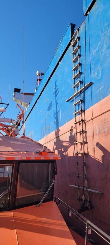 interventie de urgenta in portul constanta foto trei marinari egipteni de pe nava golden shark salvati interventie de urgenta in portul constanta foto trei marinari egipteni de pe nava golden shark salvati