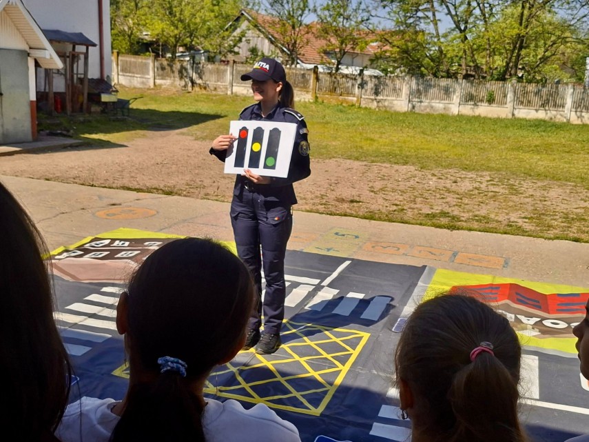 siguranta in scoli prioritate nationala foto peste 66 000 de elevi si profesori instruiti de politisti siguranta in scoli prioritate nationala foto peste 66 000 de elevi si profesori instruiti de politisti
