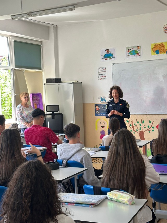 siguranta in scoli prioritate nationala foto peste 66 000 de elevi si profesori instruiti de politisti siguranta in scoli prioritate nationala foto peste 66 000 de elevi si profesori instruiti de politisti