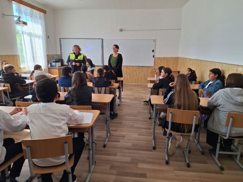 siguranta in scoli prioritate nationala foto peste 66 000 de elevi si profesori instruiti de politisti siguranta in scoli prioritate nationala foto peste 66 000 de elevi si profesori instruiti de politisti