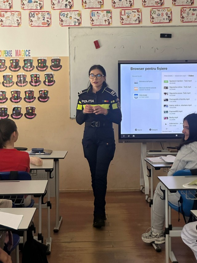 siguranta in scoli prioritate nationala foto peste 66 000 de elevi si profesori instruiti de politisti siguranta in scoli prioritate nationala foto peste 66 000 de elevi si profesori instruiti de politisti
