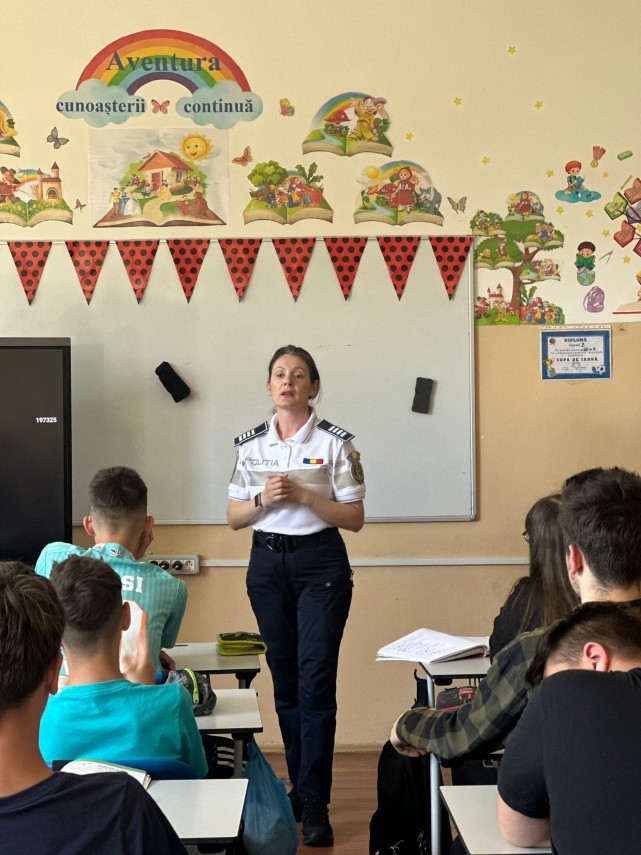 siguranta in scoli prioritate nationala foto peste 66 000 de elevi si profesori instruiti de politisti siguranta in scoli prioritate nationala foto peste 66 000 de elevi si profesori instruiti de politisti