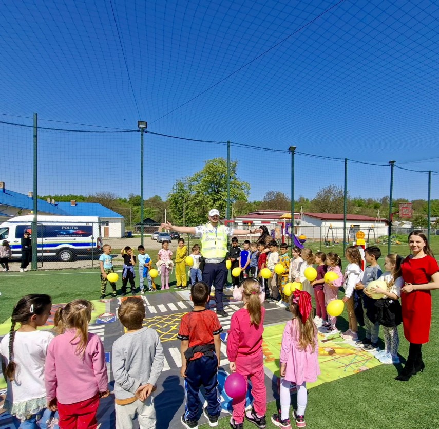 siguranta in scoli prioritate nationala foto peste 66 000 de elevi si profesori instruiti de politisti siguranta in scoli prioritate nationala foto peste 66 000 de elevi si profesori instruiti de politisti