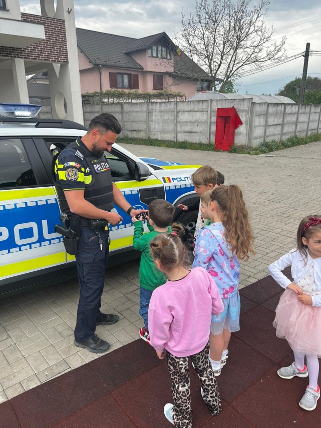 siguranta in scoli prioritate nationala foto peste 66 000 de elevi si profesori instruiti de politisti siguranta in scoli prioritate nationala foto peste 66 000 de elevi si profesori instruiti de politisti