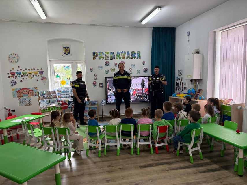 siguranta in scoli prioritate nationala foto peste 66 000 de elevi si profesori instruiti de politisti siguranta in scoli prioritate nationala foto peste 66 000 de elevi si profesori instruiti de politisti