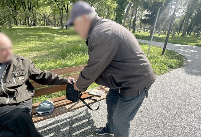 foto politistii locali din constanta au recuperat si returnat proprietarului o borseta pierduta in parcul foto politistii locali din constanta au recuperat si returnat proprietarului o borseta pierduta in parcul