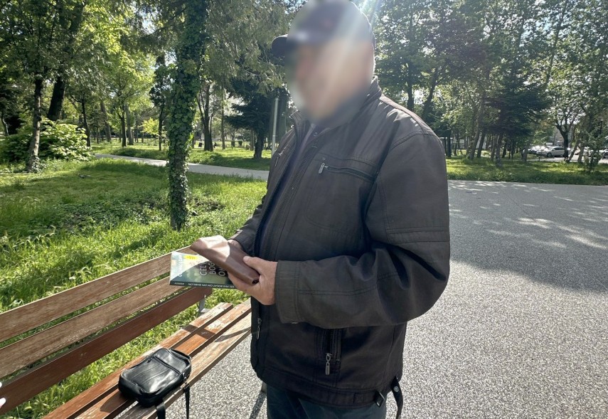 foto politistii locali din constanta au recuperat si returnat proprietarului o borseta pierduta in parcul foto politistii locali din constanta au recuperat si returnat proprietarului o borseta pierduta in parcul
