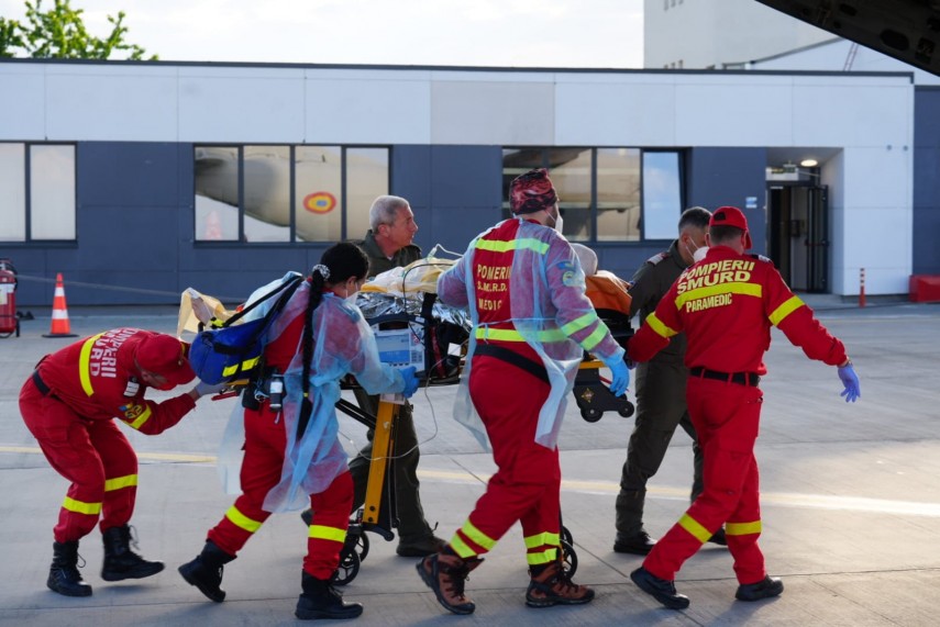 foto cei doi militari raniti in urma exploziei de la botosani transferati catre un spital specializat foto cei doi militari raniti in urma exploziei de la botosani transferati catre un spital specializat