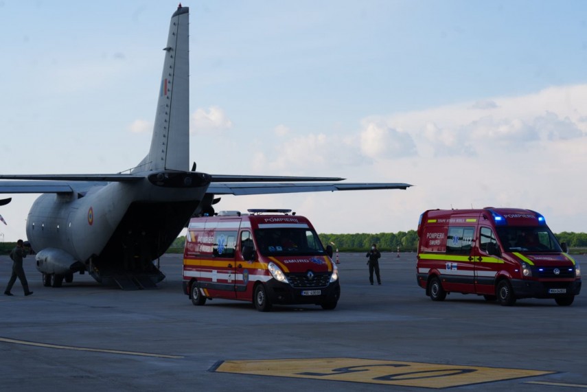 foto cei doi militari raniti in urma exploziei de la botosani transferati catre un spital specializat foto cei doi militari raniti in urma exploziei de la botosani transferati catre un spital specializat